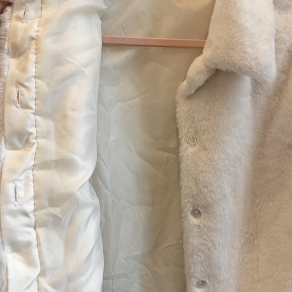 White faux fur coverlet. - Picture 2 of 4